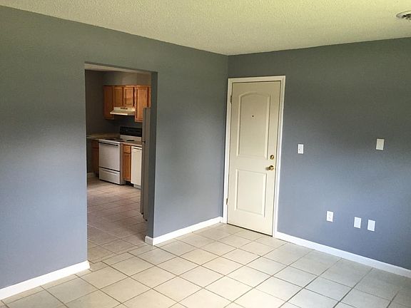 3rd image of 608 Sycamore Cir APT 1