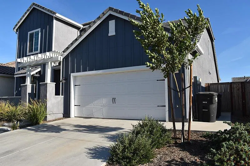 4 bed, 3.0 bath, 2303 sqft, $2,900 — Photo 2
