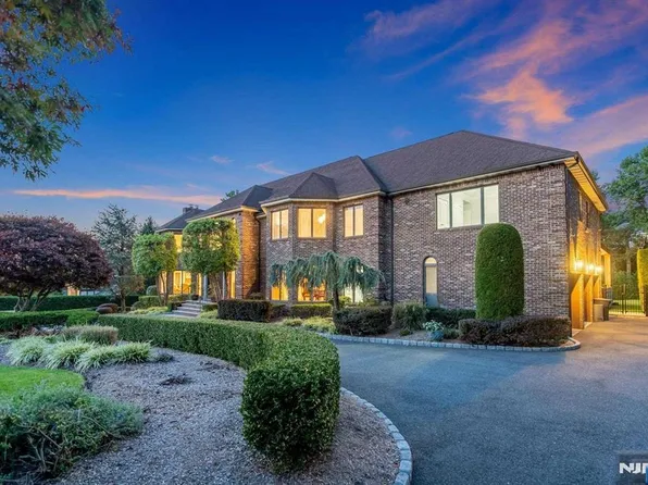9 Loman Ct, Cresskill, NJ 07626