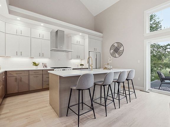 4th image of 135 Essex St #135