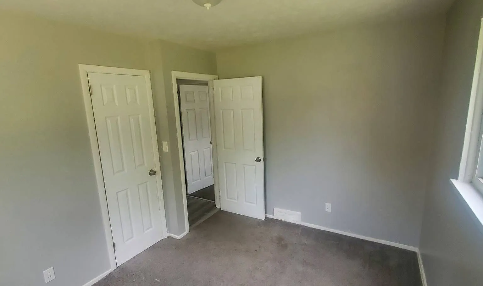 Charming 4-Bedroom Property in Prime Location — Photo 2