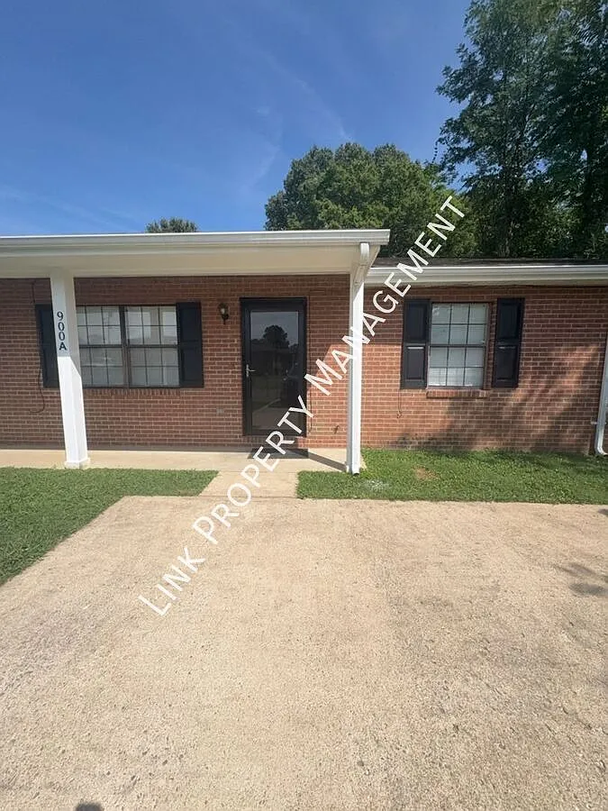 Don't Miss this 2 bedrooms in Brainerd with Washer and Dryer connections and Storage — Photo 2