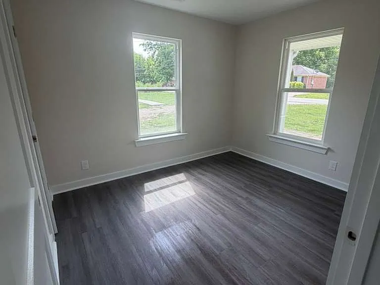 214 W Lokey Ave — Photo 4