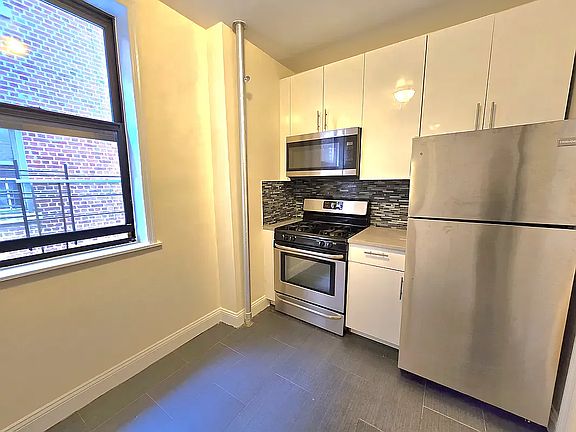 5th image of 590 Parkside Ave APT 3BW