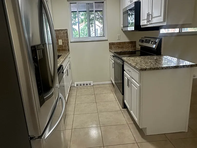 541 S Eaton St — Photo 3