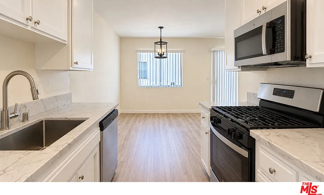 2 bed, 2.0 bath, 920 sqft, $2,500 — Photo 3