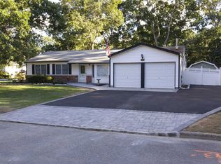 16 Crescent St, Selden, NY 11784