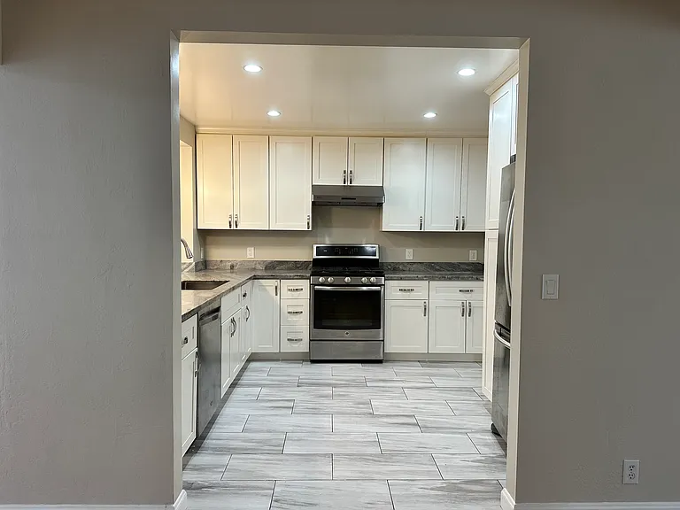 1144 Valencia Way — Photo 4