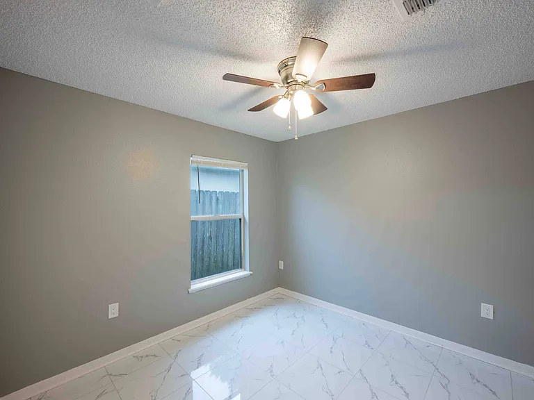 6920 Playpark Trl — Photo 34
