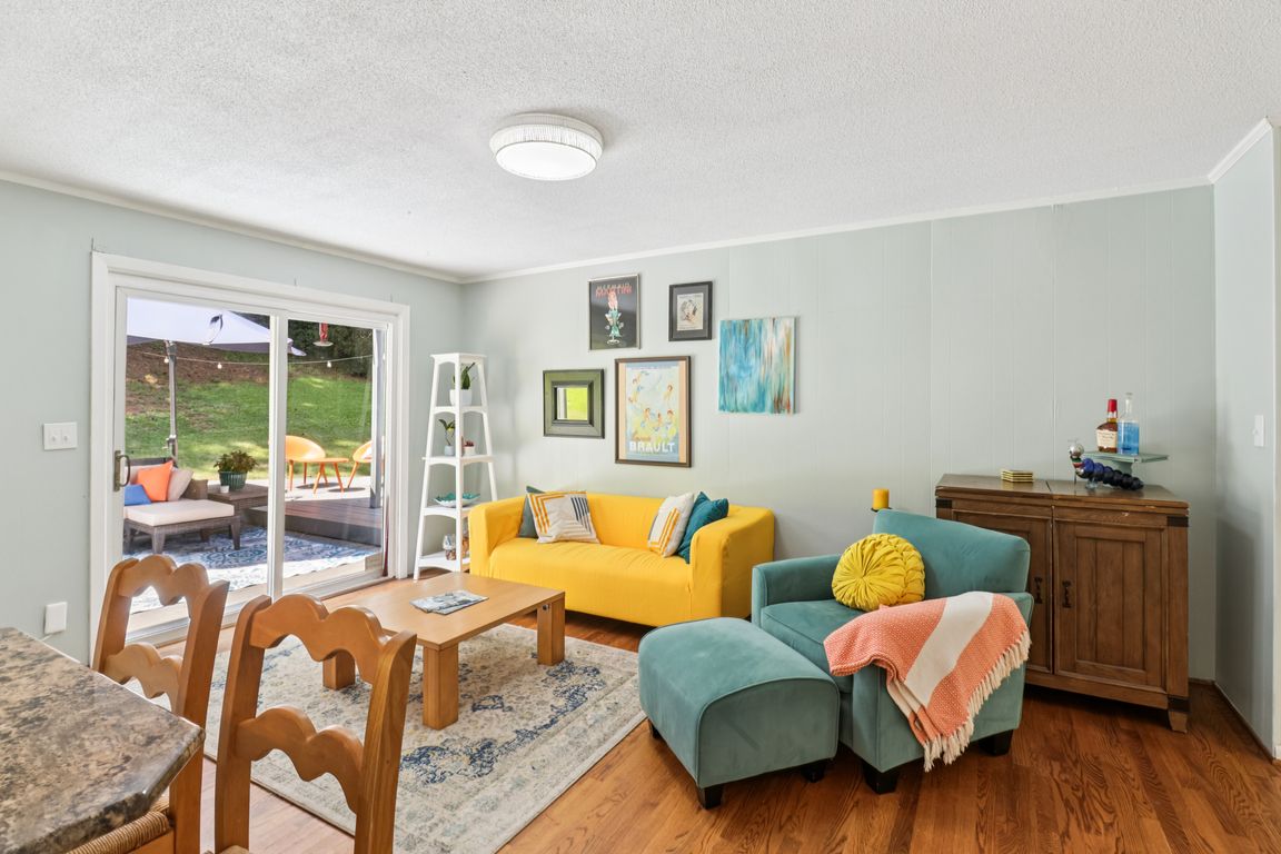 Whitley Rd-S2207-015.jpg