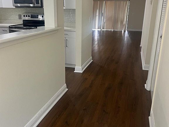 4th image of 415 Lakeview Drive #203