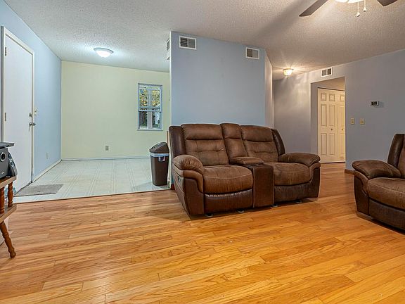 5th image of 102 Weisbrook Ln
