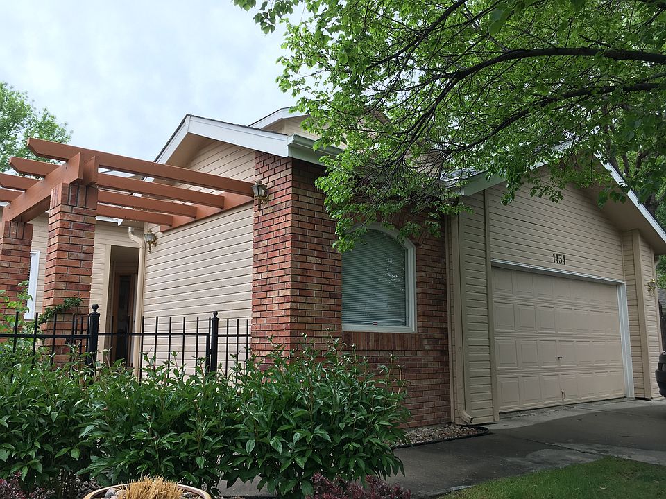 Front entry features a private courtyard