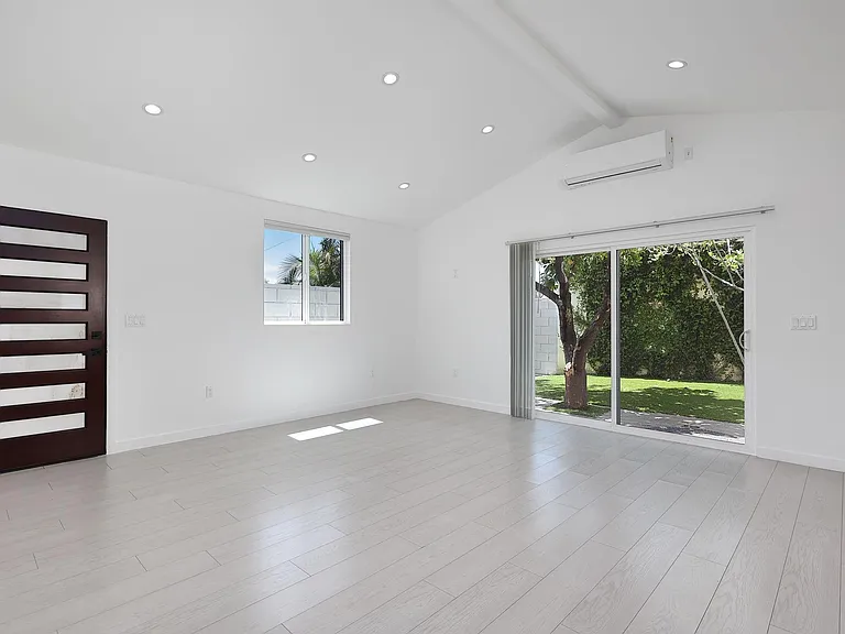11906 Oxnard St — Photo 12