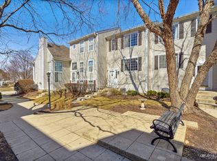 306 E Victoria Cir, North Aurora, IL 60542