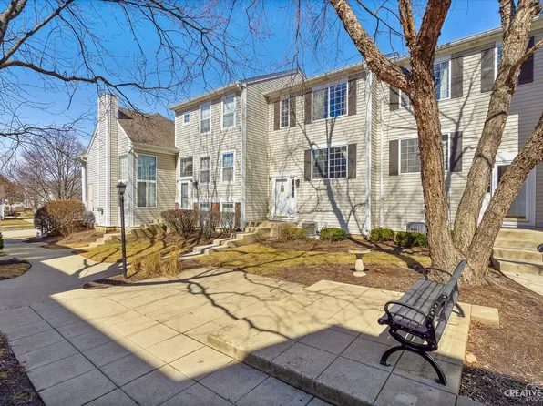 306 E Victoria Cir, North Aurora, IL 60542