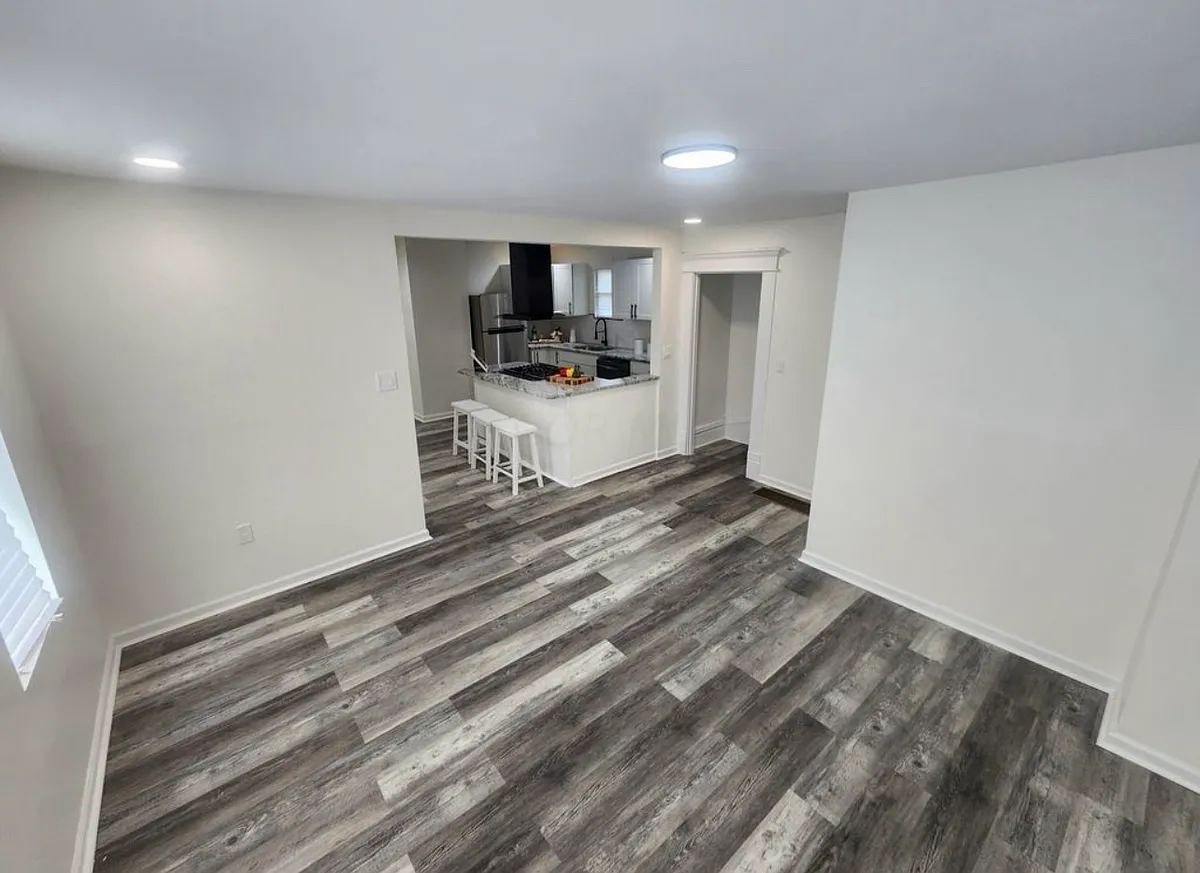 Building Photo - 181 S Oakley Ave