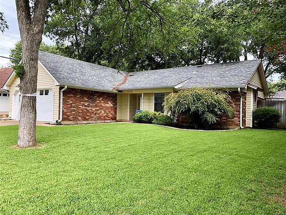 3rd image of 904 W Redbud Dr