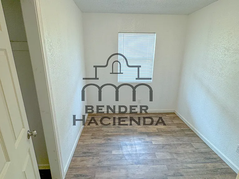 1/2 E Bender Blvd — Photo 7