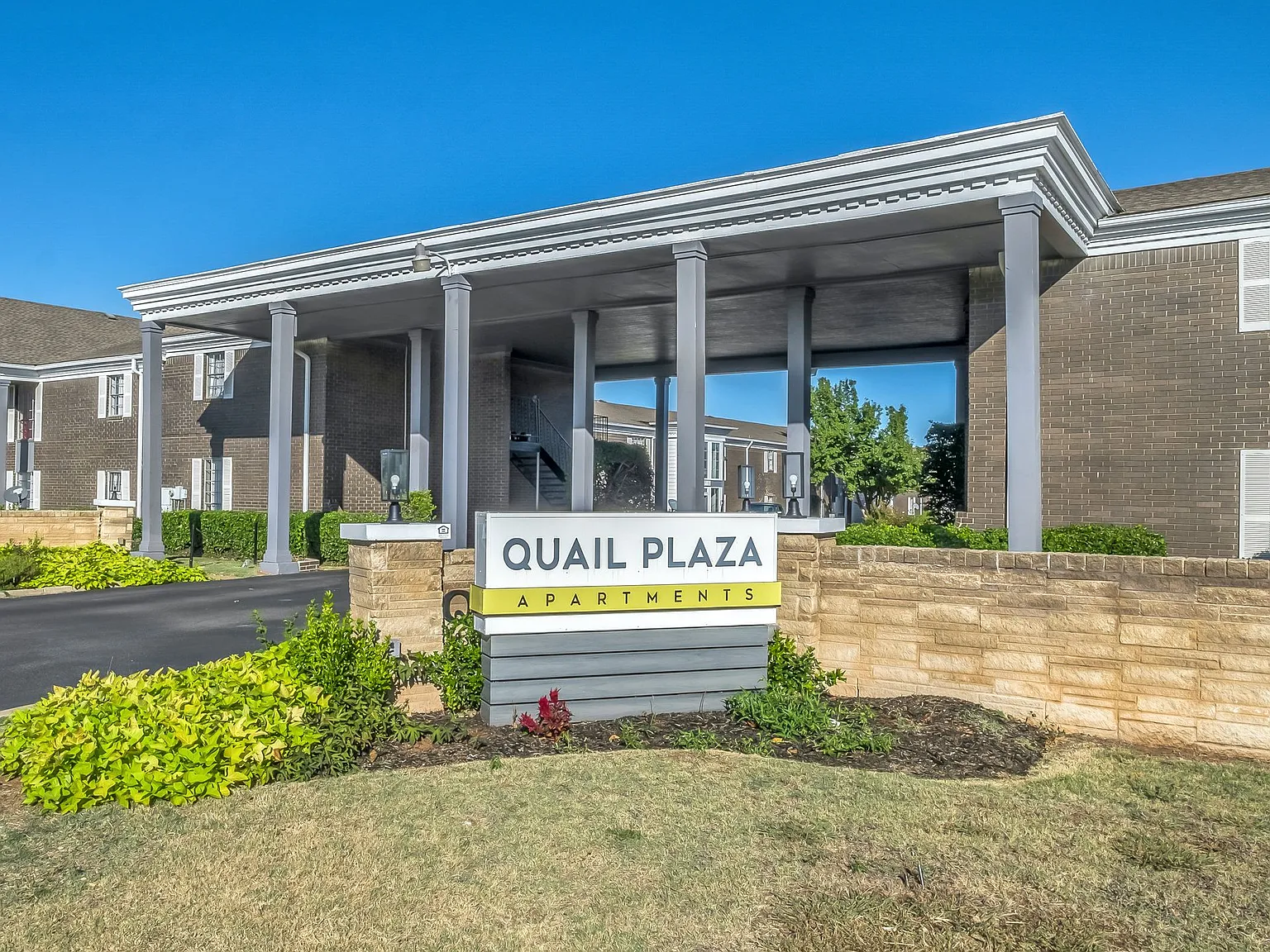 Quail Plaza Apartments — Photo 1