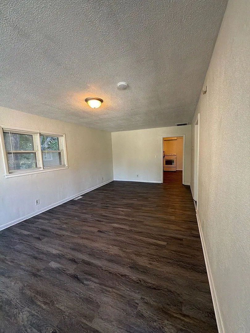 1315 W 10th — Photo 1