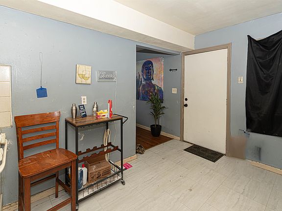 5th image of 2221 Broadway