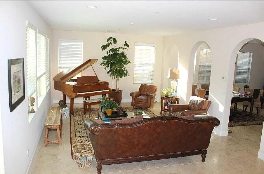 4 bed, 2827 sqft, $7,000 — Photo 2