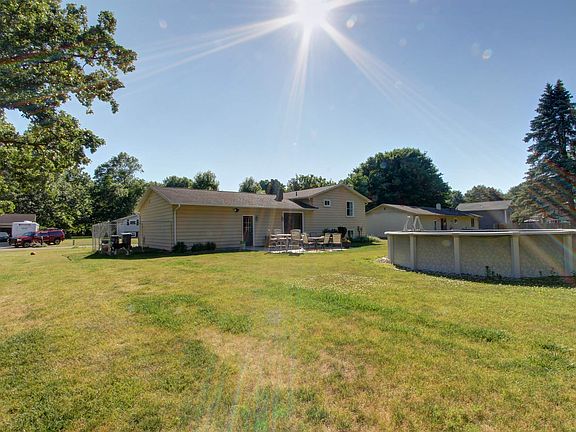 3rd image of 56870 Pinecrest Dr