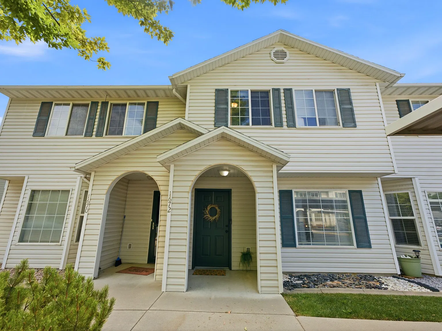 3 bed, 2.5 bath, 1300 sqft, $1,950 — Photo 3