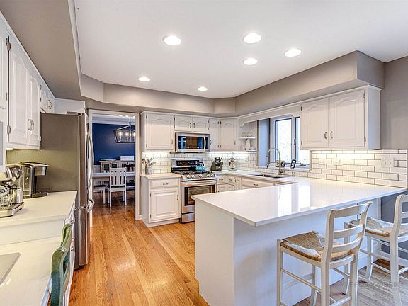 4th image of 4044 Kenwood Ave