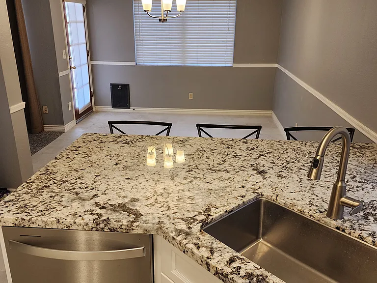4118 E Woodland Dr — Photo 2