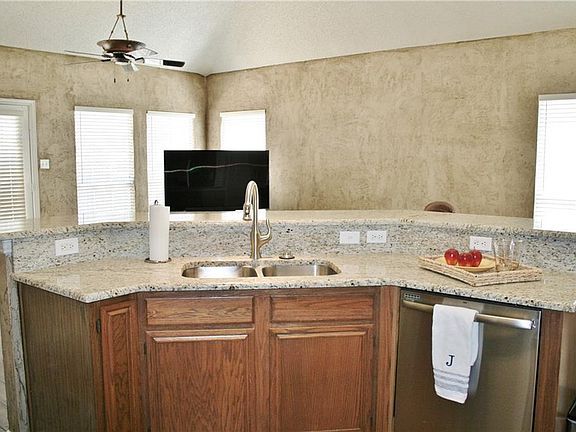 4th image of 796 Lakeview Dr