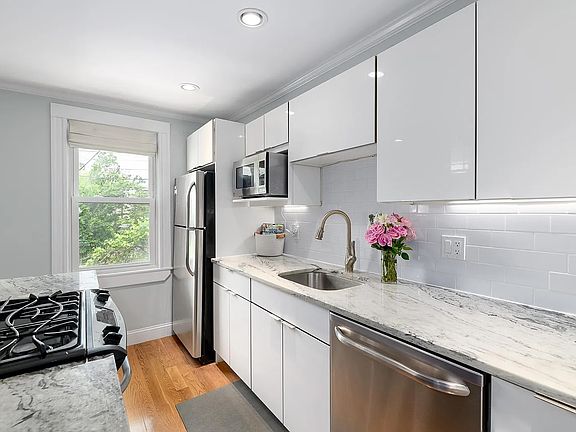3rd image of 182 Marion St #1