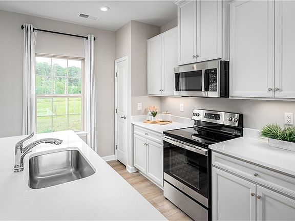 4th image of 207 Reids Place Dr