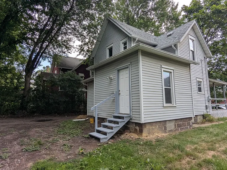 1447 Shriver Ave NE — Photo 2