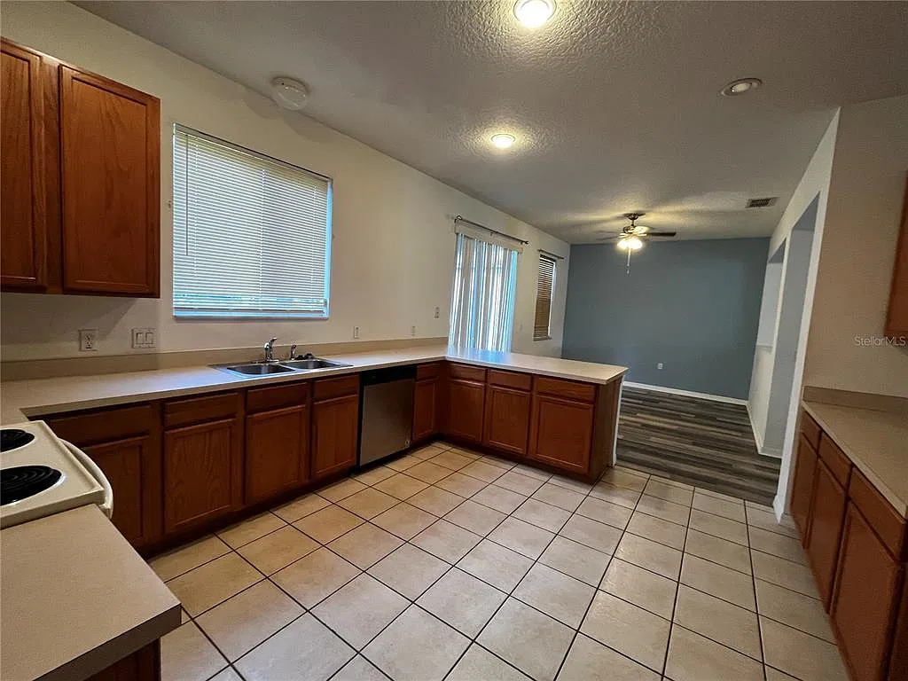 3 bed, 2.5 bath, 2278 sqft, $2,200 — Photo 4