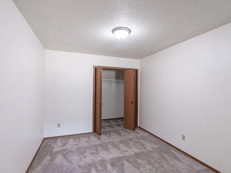 Fargo, ND Rosegate Apartments | 01D | Bedroom