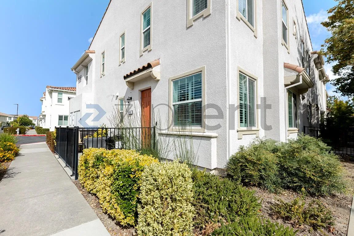 3 bed, 2.5 bath, 1323 sqft, $2,950 — Photo 2