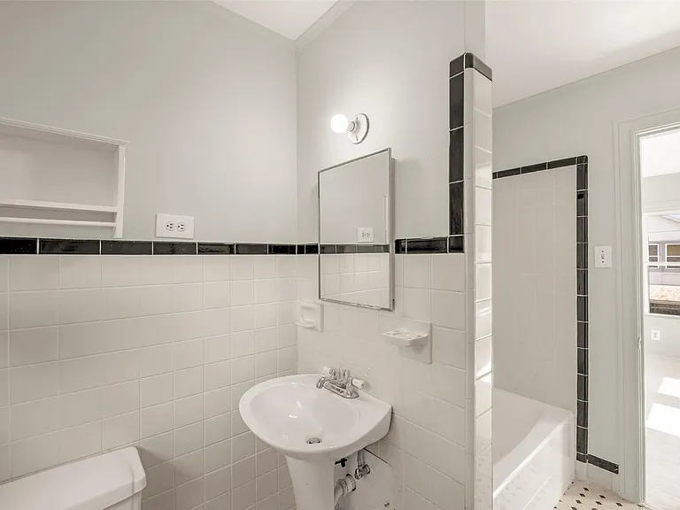 2415 Columbia St — Photo 19