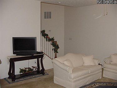 5th image of 592 Valley Brooke Ln