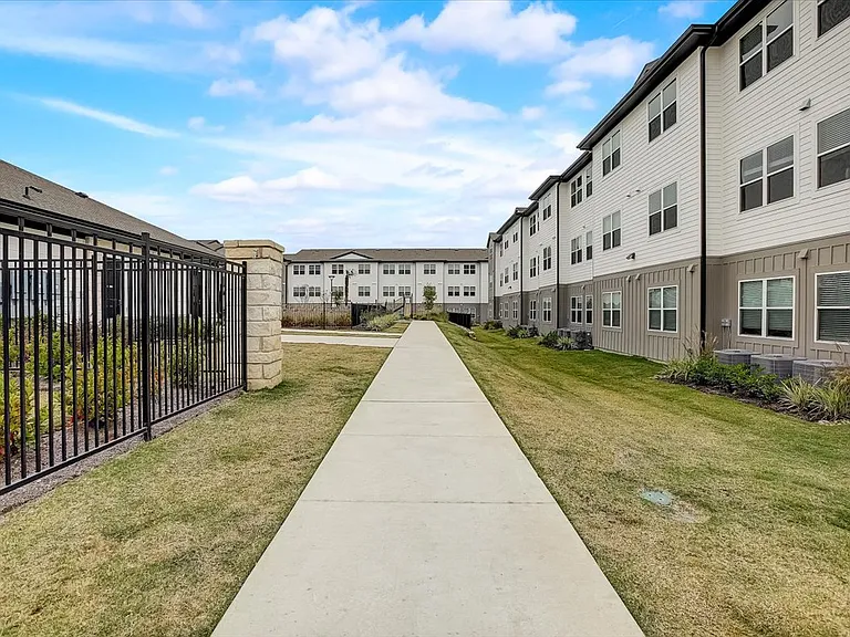 Skyview North Apartments — Photo 26