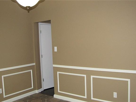 4th image of 832 Meadowlark Dr