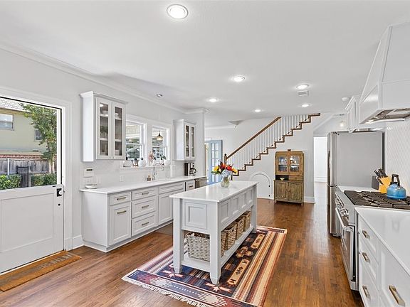 5th image of 1111 S Canterbury Ct