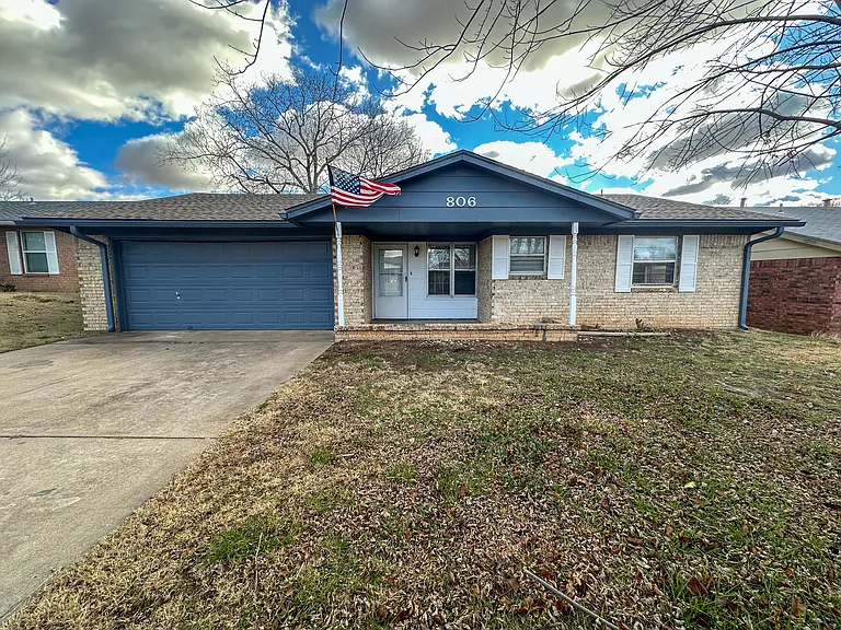 806 SE Brigadoon Way — Photo 1