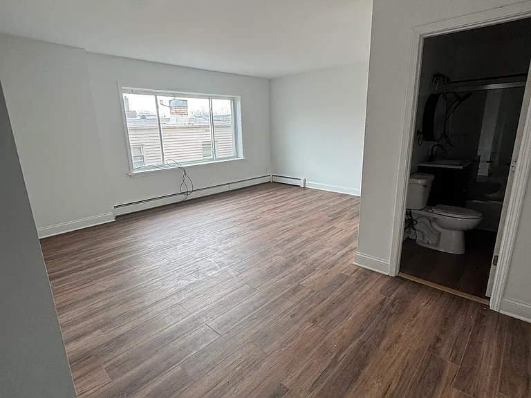 110 E North St — Photo 5