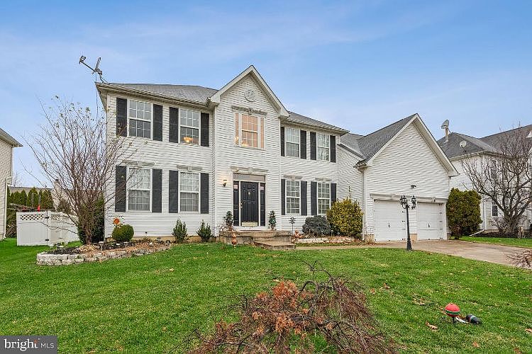 1st image of 5 Lilac Ln