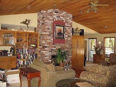 Living rm w/vaulted ceilings