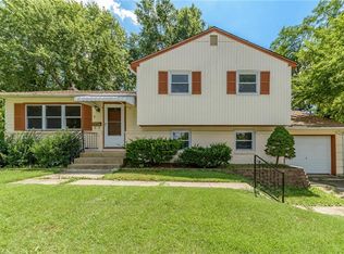 8 Randolph Dr, Mount Holly, NJ 08060