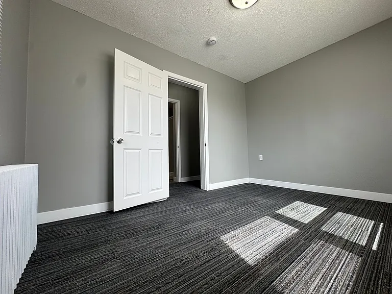 1727 Reaney Ave E — Photo 6