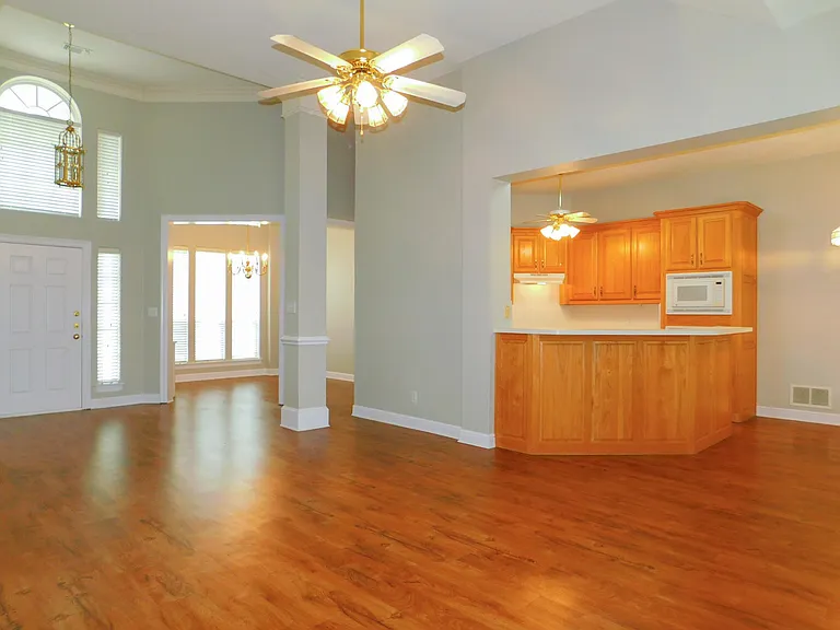 502 Hillcrest Ln — Photo 7